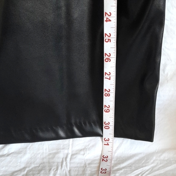 H. HALSTON BLACK FAUX LEATHER MIDI SKIRT . SIZE MEDIUM . - Picture 2 of 6